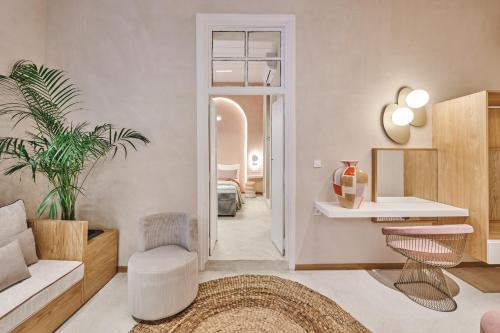 uma sala de estar com uma cadeira e uma mesa em Elyn House em Chania Town