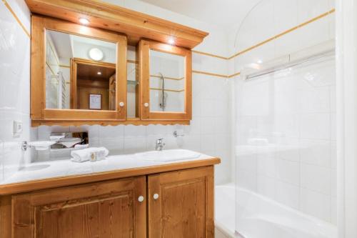 une salle de bain avec un lavabo et une douche dans l'établissement Résidence Les Alpages de Chantel - maeva Home - Appartement 3 Pièces 6 Personnes - Sélection MAE-6441, à Bourg-Saint-Maurice