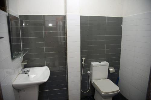 een badkamer met een toilet en een wastafel bij Ovenmin Villa in Haburugala