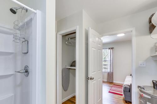 een badkamer met een witte deur en een wastafel bij Charming Sylvester Apartment - 17 Mi to Albany! in Sylvester