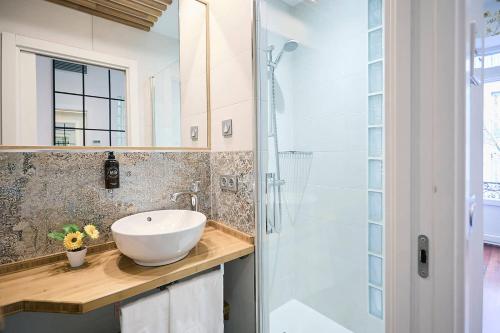 uma casa de banho com um lavatório e um chuveiro em HAMAR San Sebastián em San Sebastián