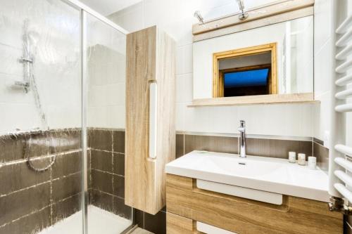 une salle de bain avec un lavabo et une douche dans l'établissement Résidence Les Alpages de Chantel - maeva Home - Appartement 2 pièces 6 personnes - Sélection MAE-6909, à Bourg-Saint-Maurice