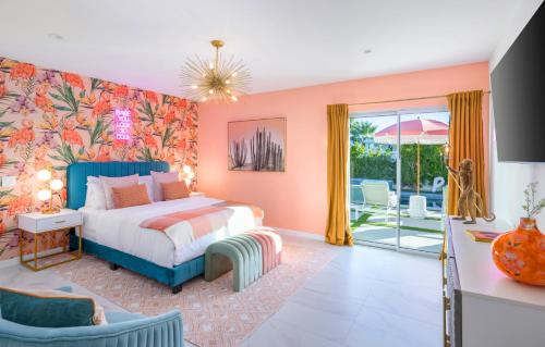 um quarto com uma cama com uma parede colorida em Caliente Oasis - A Ryson Property em Palm Springs