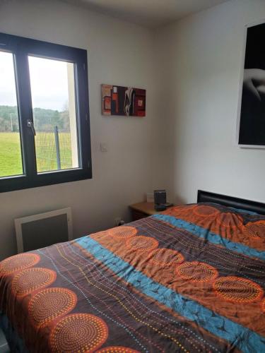 une chambre avec un lit et une fenêtre dans l'établissement Repos=baignade, à La Bâtie-Rolland