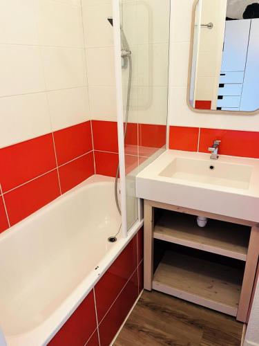 une salle de bain avec une baignoire blanche et un lavabo dans l'établissement Résidence Antarès - maeva Home - Appartement 2 Pièces 5 Personnes - Sélection MAE-7313, à Avoriaz