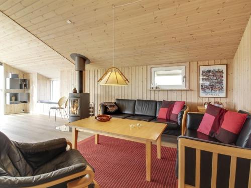 Uma área de estar em Holiday Home Emelia - 50m from the sea in NW Jutland by Interhome