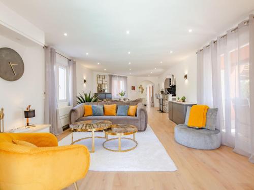 un salon avec un canapé, une table et des chaises dans l'établissement Holiday Home Villa Adie by Interhome, à Sainte-Maxime