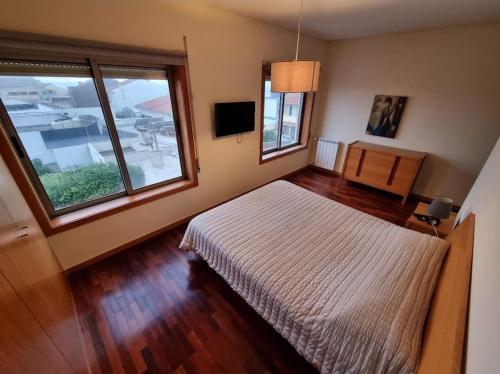 1 dormitorio con 1 cama y 2 ventanas en Beach house Lavra, en Lavra