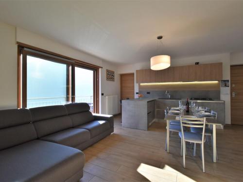Il comprend un salon avec un canapé et une table. dans l'établissement Apartment Santa Croce View Apartment by Interhome, à Civo