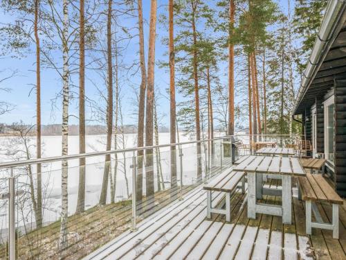 Holiday Home Villa lahnajärvi by Interhome في Nummi: سطح خشبي مع طاولة نزهة عليه