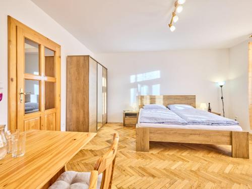 - une chambre avec un lit et une table en bois dans l'établissement Apartment Villa Belvedere-6 by Interhome, à Janské Lázně