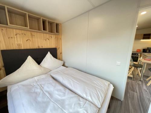 Кровать или кровати в номере Holiday Home Tiny Haus Sankt Rupert by Interhome