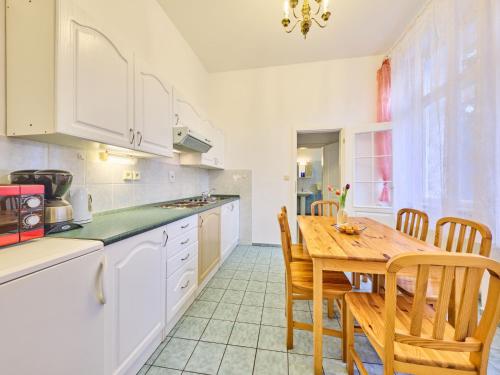 une cuisine avec une table en bois et une salle à manger dans l'établissement Apartment Villa Belvedere-10 by Interhome, à Janské Lázně