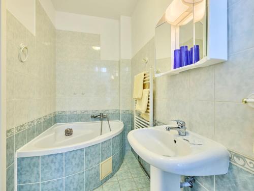 La salle de bains est pourvue d'un lavabo et d'une baignoire. dans l'établissement Apartment Villa Belvedere-10 by Interhome, à Janské Lázně