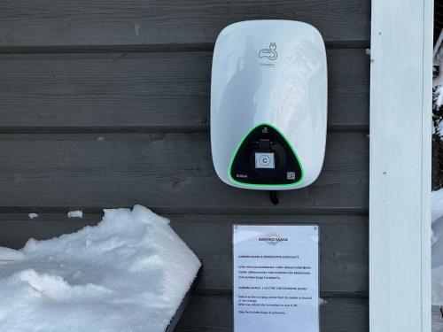 ein Snowboard hängt an einer Wand mit Schnee in der Unterkunft Holiday Home Aurinko-saaga 2 paritalo by Interhome in Hyrynsalmi