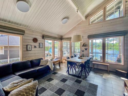 Posezení v ubytování Holiday Home Aurinko-saaga 2 paritalo by Interhome