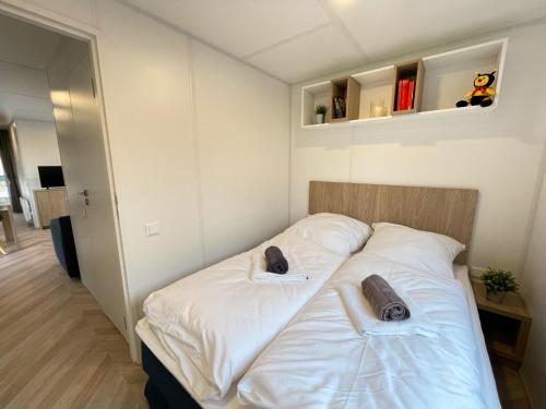 Una cama en una habitación con dos almohadas encima. en Holiday Home Tiny Haus Elena by Interhome, en Riedenburg