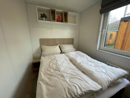 Posto letto in una piccola camera con finestra di Holiday Home Tiny Haus Burgblick by Interhome a Riedenburg