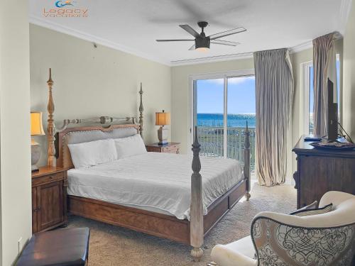 een slaapkamer met een bed en uitzicht op de oceaan bij SMP 209 - Large 4 Bedroom Beachfront Condo in Fort Walton Beach