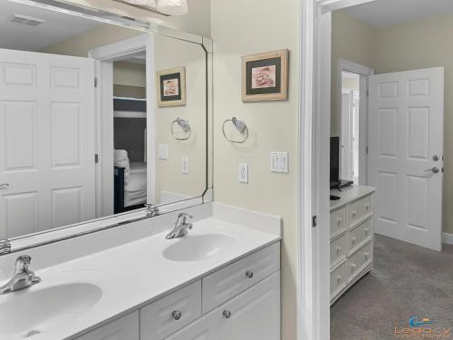 een badkamer met twee wastafels en een grote spiegel bij SMP 209 - Large 4 Bedroom Beachfront Condo in Fort Walton Beach