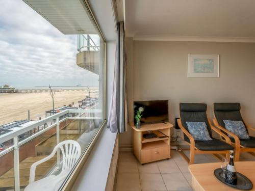 Habitación con balcón con vistas al océano. en Apartment Seaview Getaway Belgium by Interhome, en Blankenberge