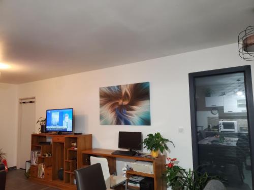 - un bureau avec un ordinateur dans l'établissement Repos=baignade, à La Bâtie-Rolland