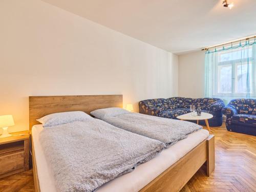una camera con un grande letto e un divano di Apartment Villa Belvedere-7 by Interhome a Janské Lázně