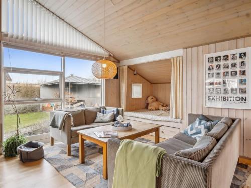 sala de estar con sofás y mesa en Holiday Home Aron - 225m from the sea in SE Jutland by Interhome, en Børkop
