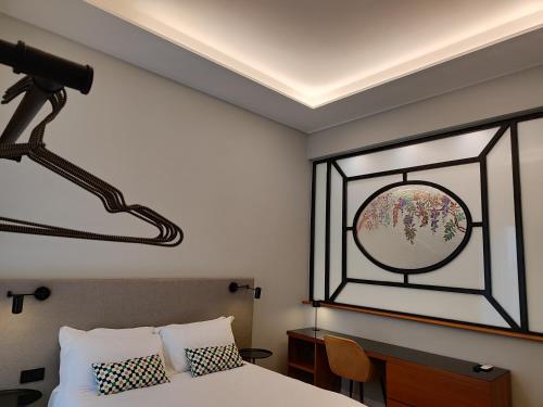 - une chambre avec un lit et un appareil photo sur le mur dans l'établissement Deluxe Spaccanapoli, à Naples