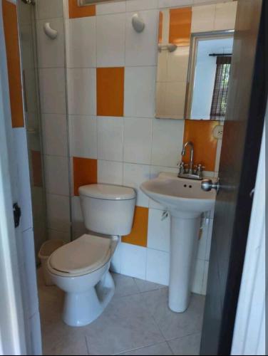 een badkamer met een toilet en een wastafel bij Apartaestudio en arriendo in Neiva