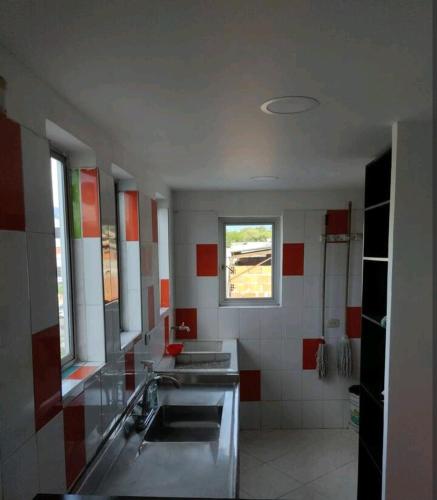 een grote badkamer met 2 wastafels en een raam bij Apartaestudio en arriendo in Neiva
