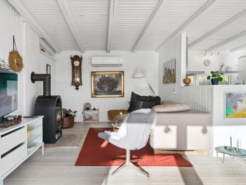 - un salon avec un canapé et une table dans l'établissement Holiday Home Sylvia - 450m from the sea in Djursland and Mols by Interhome, à Rønde