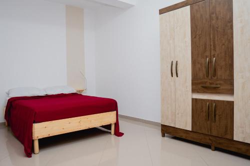 Un dormitorio con una cama y un armario de madera. en Apartamento Santo Antonio I - T3, en Praia
