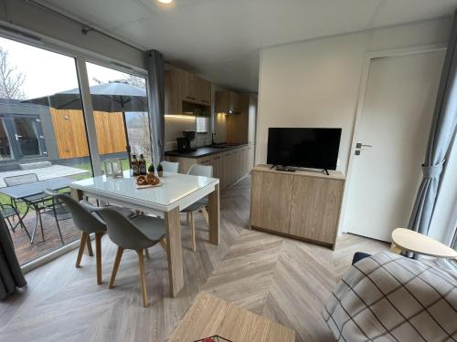 uma sala de estar com uma mesa branca e uma televisão em Holiday Home Tiny Haus Panorama by Interhome em Riedenburg