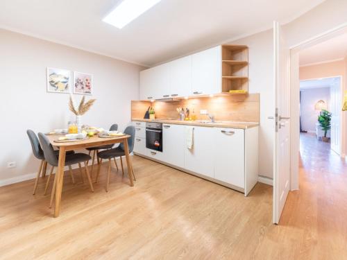 eine Küche und ein Esszimmer mit einem Tisch und einer Theke in der Unterkunft Apartment Hansekogge-1 by Interhome in Cappel-Neufeld