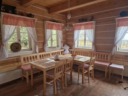 comedor con mesa, sillas y ventanas en Holiday Home Roubenka Maleč by Interhome en Strašín
