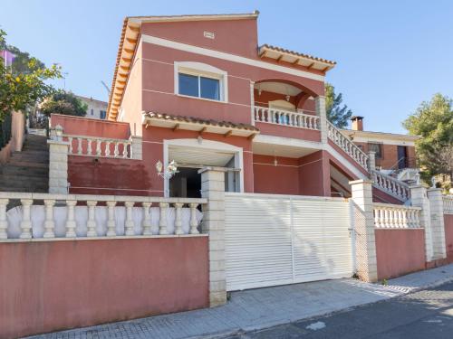 une maison rouge avec une clôture blanche dans l'établissement Holiday Home Villa Rosales by Interhome, à Gornal