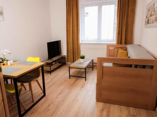 een kleine kamer met een bed en een tafel en stoelen bij Apartment Lanovka 1050-4 by Interhome in Jáchymov