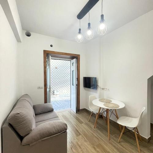 una sala de estar con un sofá y una mesa en Bajo Izquierda el Wiro, en Puerto