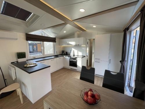 Kitchen o kitchenette sa Holiday Home Tiny Haus Donaublick by Interhome