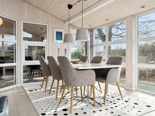 een eetkamer met een tafel en stoelen bij Holiday Home Beske - 130m from the sea in SE Jutland by Interhome in Odder