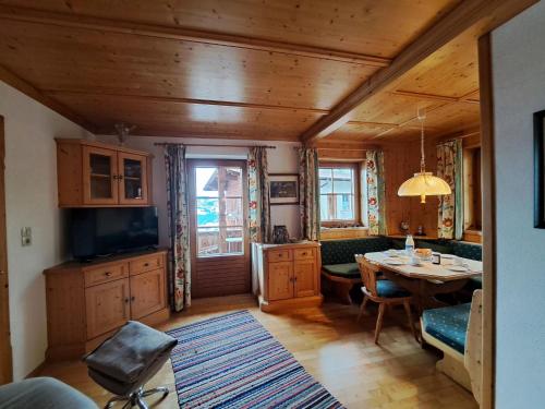 een woonkamer met een tafel en een eetkamer bij Apartment Bergpanorama by Interhome in Oberau