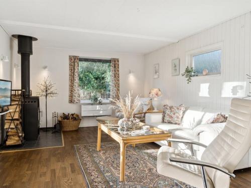 uma sala de estar com um sofá branco e uma mesa em Holiday Home Oona - 1-8km from the sea in Sealand by Interhome em Vig
