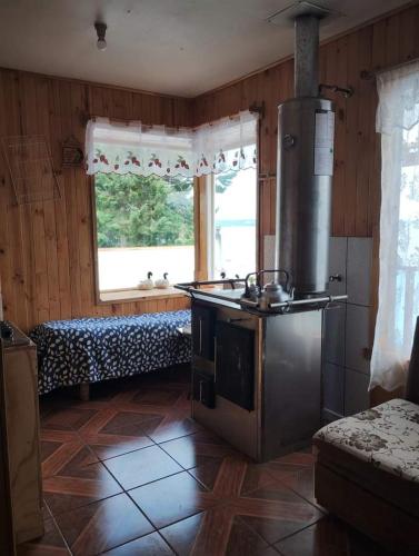 uma cozinha com um fogão e uma janela em Cabañas quemchi em Quemchi