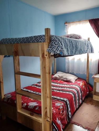 um quarto com 2 beliches num quarto em Cabañas quemchi em Quemchi