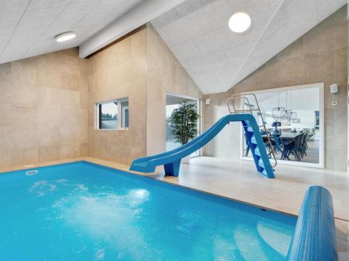 una piscina cubierta con un tobogán en una casa en Holiday Home Jasna - 470m from the sea in Funen by Interhome en Otterup