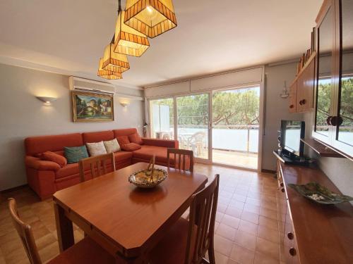Televisyen dan/atau pusat hiburan di Apartment Sant Marc by Interhome