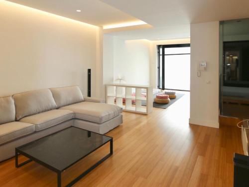 ein Wohnzimmer mit einem Sofa und einem Couchtisch in der Unterkunft Apartment Loft Villalonga by Interhome in Valencia