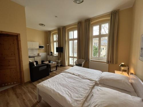 een slaapkamer met een groot bed en een woonkamer bij Apartment Zinnowitzer Hof by Interhome in Zinnowitz