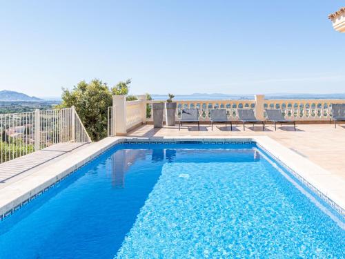 - une piscine d'eau bleue sur une terrasse dans l'établissement Holiday Home Belle vue by Interhome, à Palau-Saverdera